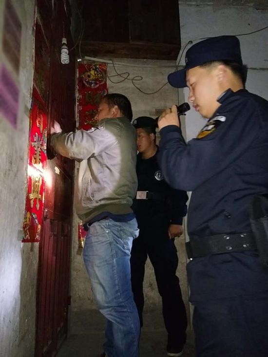 琼海粗心妈妈误将幼女锁家中 